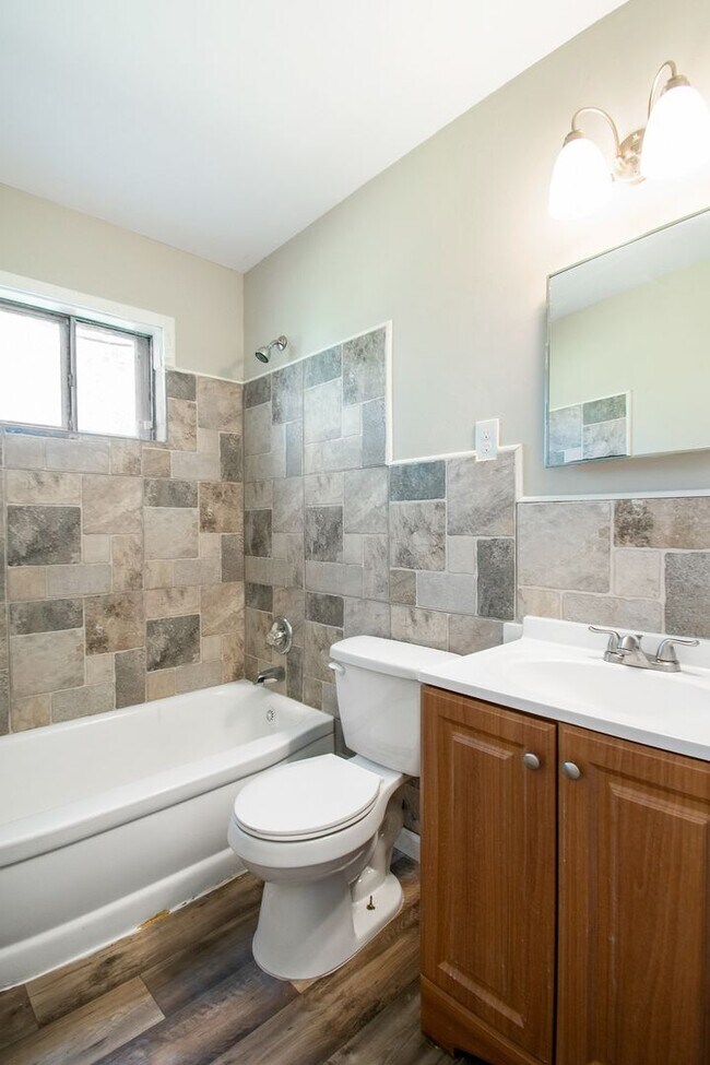 Building Photo - Renovated Rental in Westwood