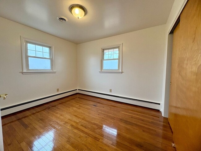 Building Photo - 3 Bedroom 1 Bathroom Rancher in Elizabethtown!