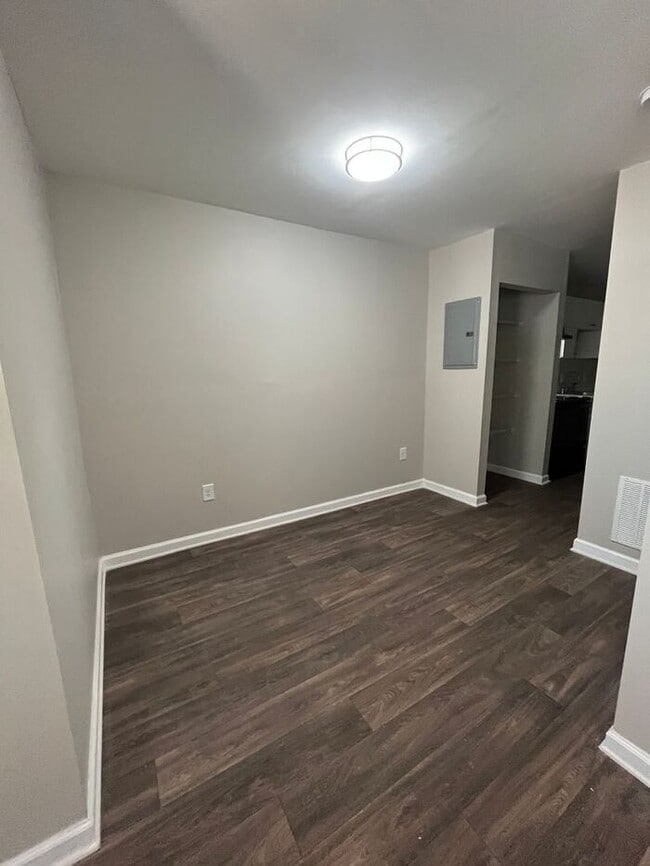 Building Photo - One Month Free! Classic 1 Bedroom Apartment in Historic Downtown College Park!