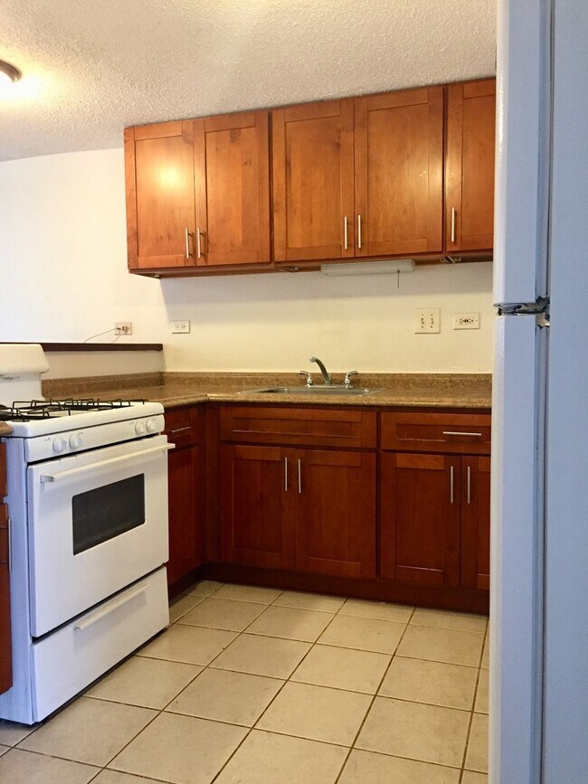 Building Photo - Pearlridge Sunset: 3 Bedroom, 1 Bath Condo...
