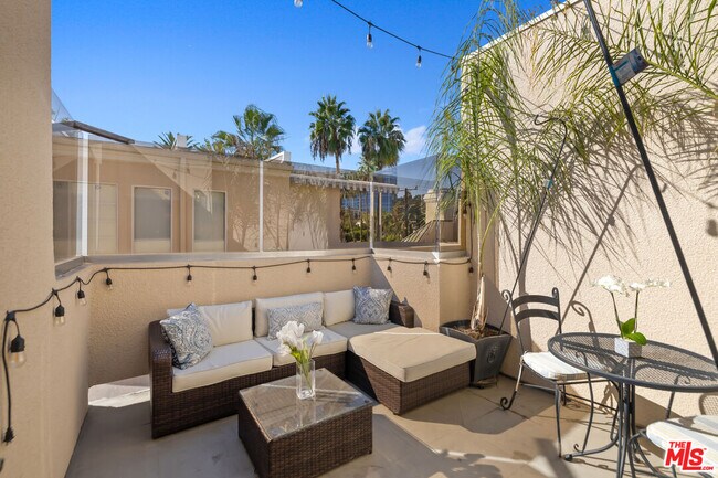 Building Photo - 930 N Doheny Dr