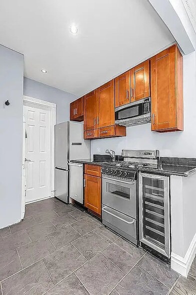 Building Photo - 566 Hudson St