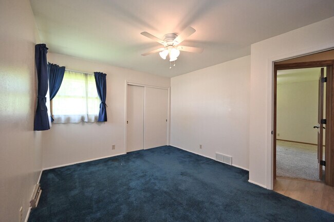 Building Photo - 202 Lac La Belle Dr