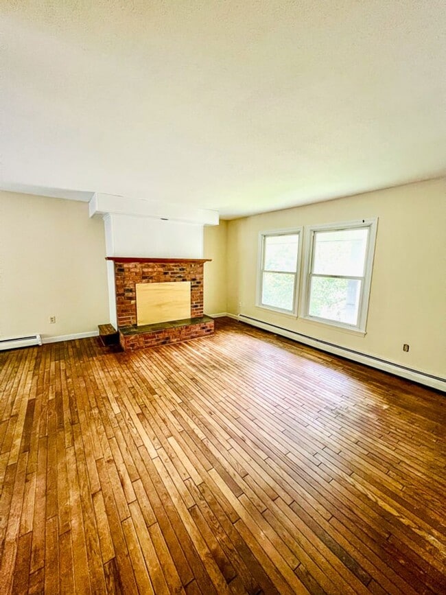 Building Photo - Spacious 5-Bedroom, 1.75 Bathroom Home in a Prime Location (58 East Terrace)