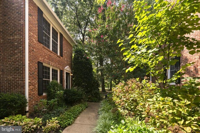 Building Photo - 2514 S Walter Reed Dr