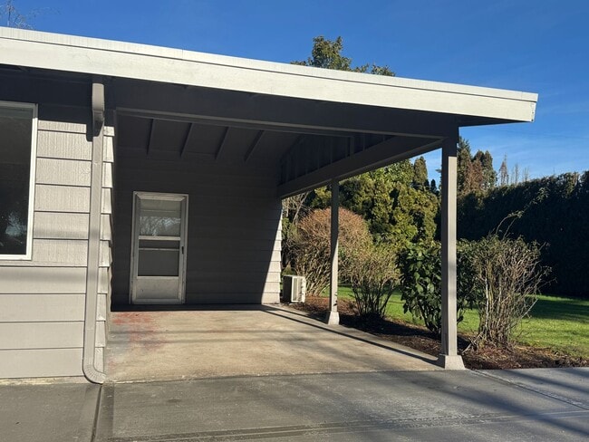 Building Photo - 3 Bedroom home