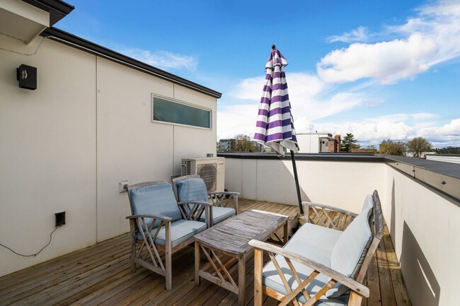 Building Photo - 620D 10th Ave E