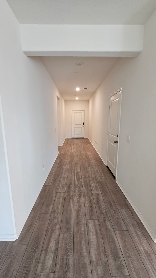 Building Photo - Modern 4 Bedroom Home in City in the Hills