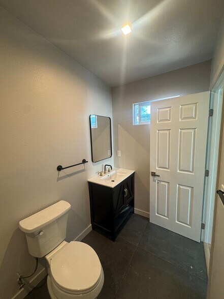 Building Photo - 2621 Hillcrest Dr