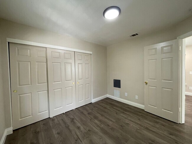 Building Photo - Amazing Location, Central Heat and Air, Washer & Dryer, Must See!