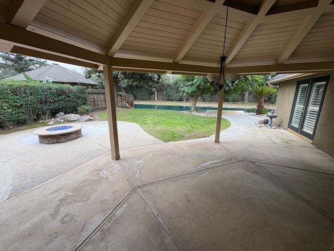 Building Photo - Entertainer delight rental home located in ''The Lakes'' subdivision Coming soon *Private Showing...