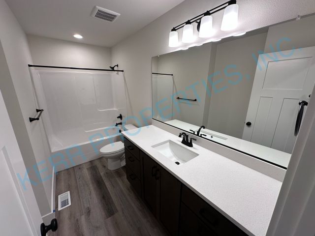 Building Photo - Charming 3-Bed Townhouse Oasis with 2.5 Baths on Pleasant St, Sandy, OR – 1,534 Sq Ft of Comfort!