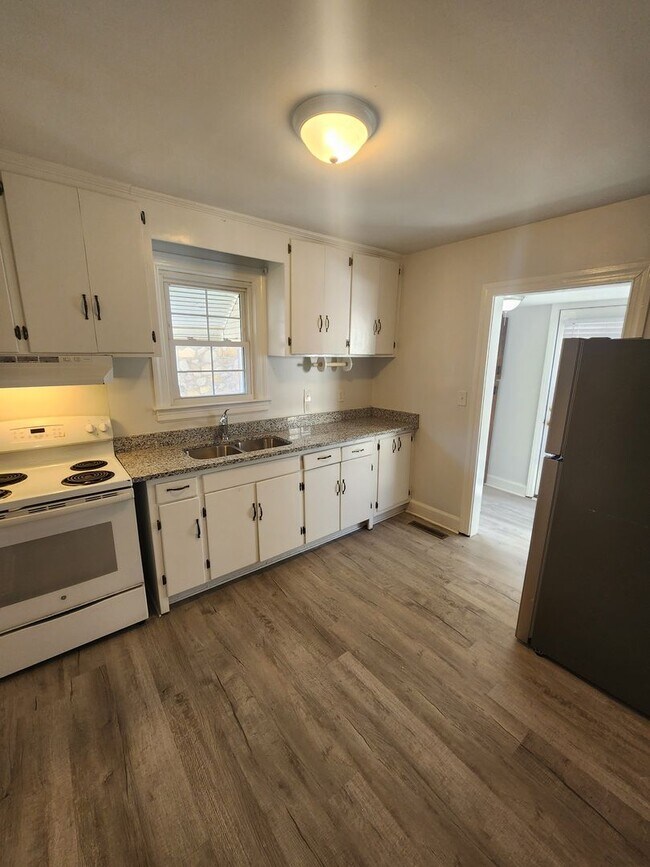 Building Photo - Chapel Hill / 3br House on N. Graham St AVAILABLE