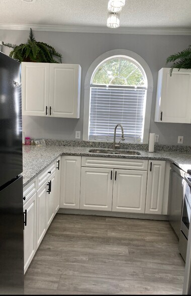 Building Photo - 4231 Hibiscus Dr