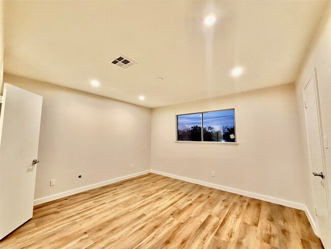 Building Photo - 11122 Village Bend Ln