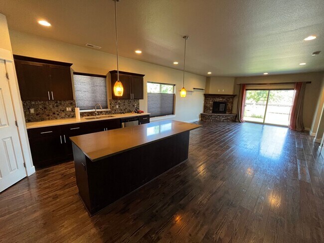 Building Photo - Spacious 3-Bed, 2.5 Bath Home with Community Pool in NE Bend