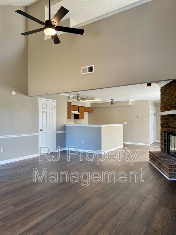 Building Photo - 5996 Parktree Cove