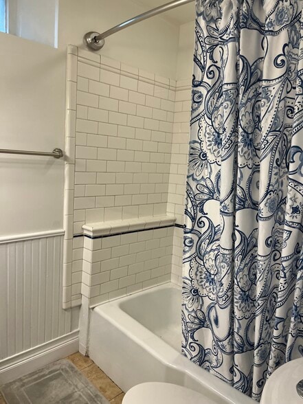 Building Photo - 211 King St