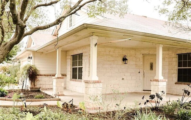 Building Photo - 100 S Creek Bend Dr