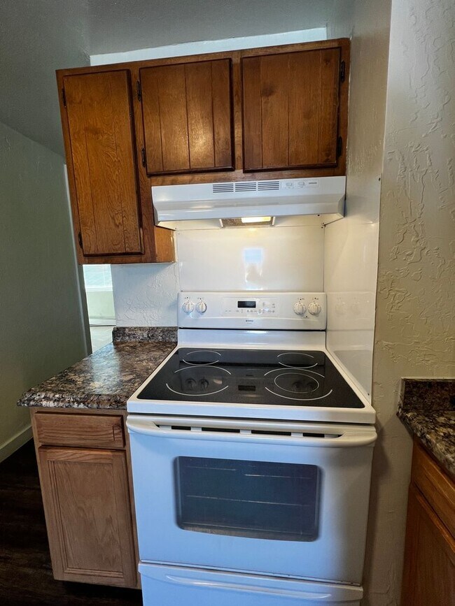 Building Photo - 2BD/1 BA Duplex
