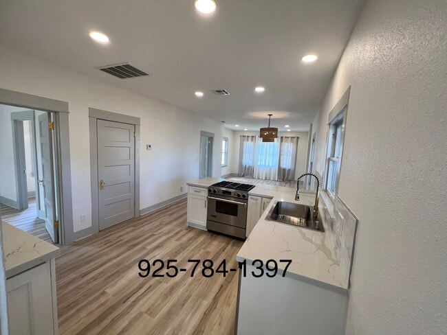 Building Photo - 610 N Stockton Ave