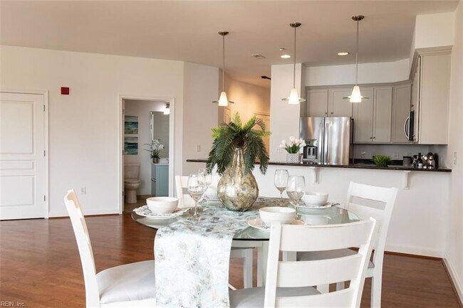 Building Photo - 670 Town Center Dr