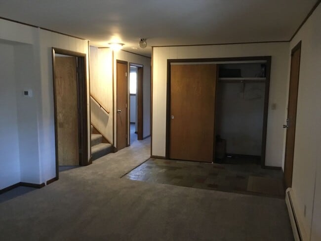 Building Photo - 850 Twin Oaks Dr