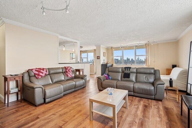 Building Photo - 6040 BLVD E