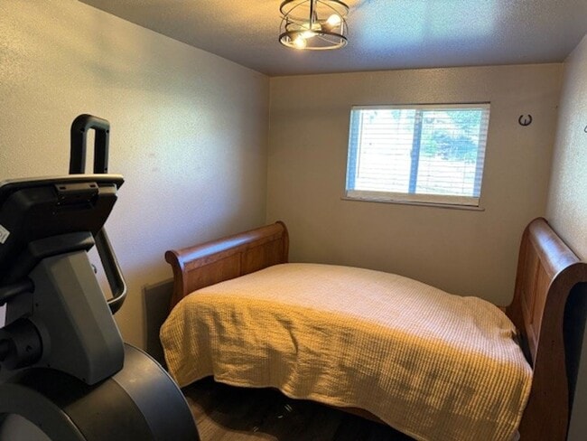 Building Photo - Country Home, 4 bed/2bath short term rental