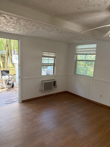 Building Photo - 209 Strawberry Ln
