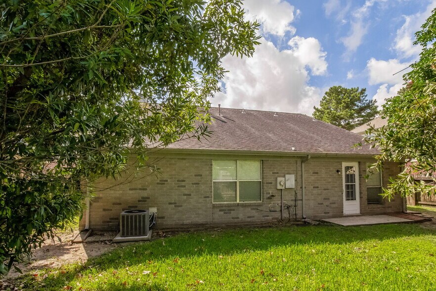 Building Photo - 7131 Maple Walk Dr