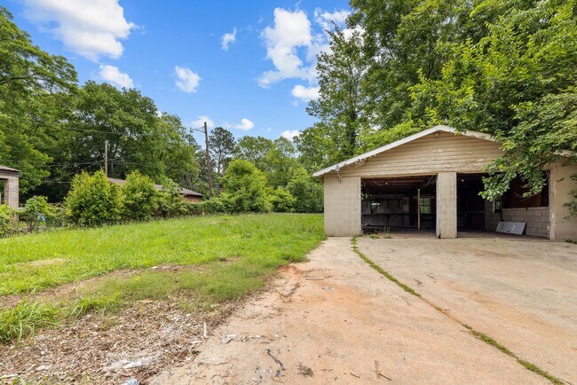 Building Photo - Charming 3 Bedroom, 2 Bathroom house