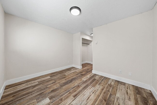 Building Photo - 2-Bed Condo in Kent – Fireplace, Balcony & Convenient Location!