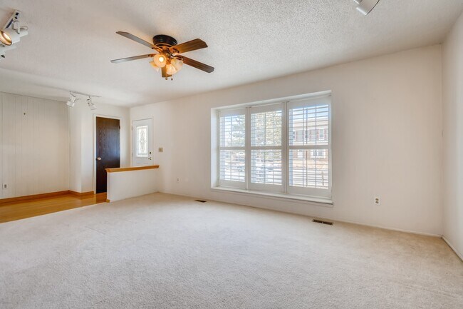 Building Photo - 121 Crawford Cir