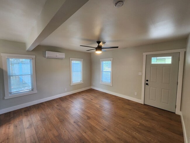 Building Photo - Affordable Cottage Charm Home /  Casa Vill...