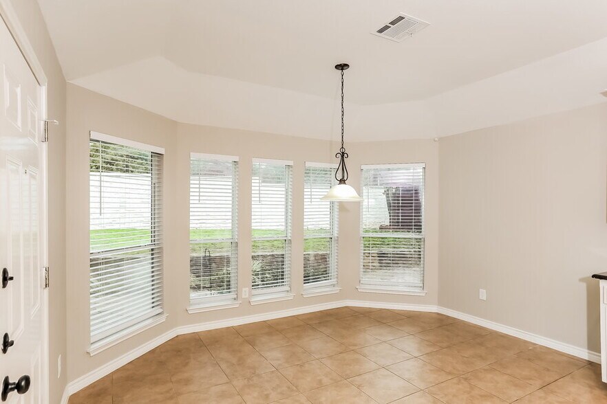 Building Photo - 207 Carriage Dr