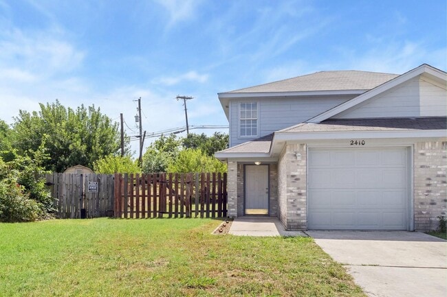 Building Photo - 2410 Royal Crest Cir