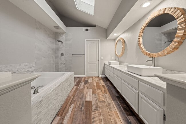 Building Photo - Luxury 4-Bedroom Home with Designer Upgrad...