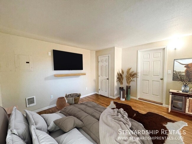 Building Photo - 325½ Schooling St.-