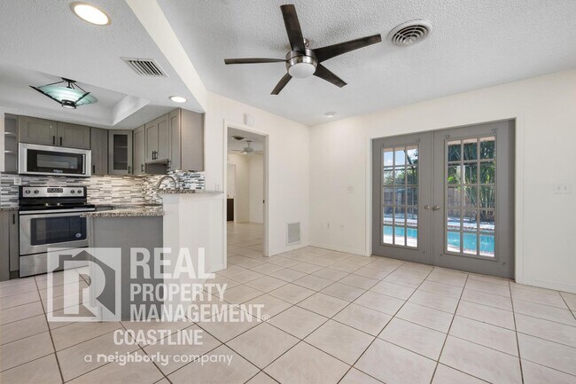 Building Photo - Welcome to Your Venice Oasis!