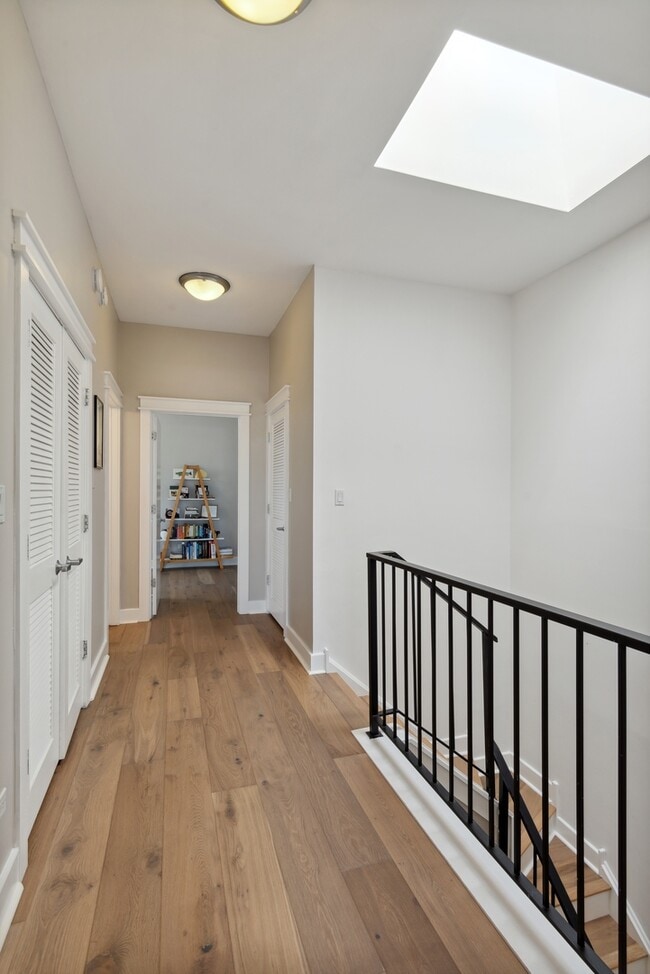 Building Photo - 1243 N Wolcott Ave