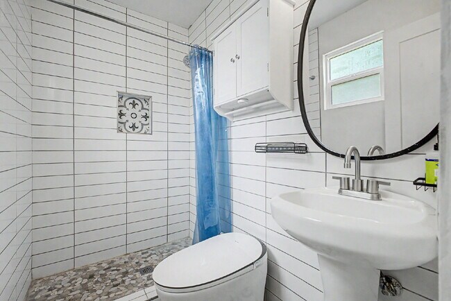 Building Photo - Blue Beauty in Historic District!!
