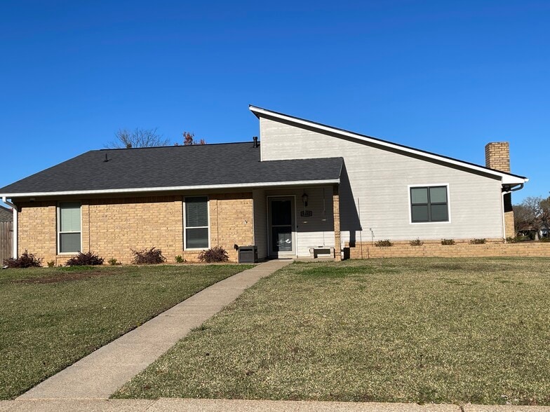 Building Photo - 5402 Daisy Cir