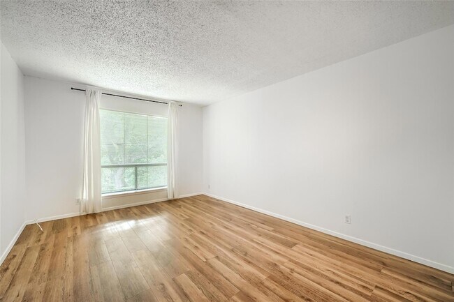 Building Photo - 6810 Thorncliffe Dr