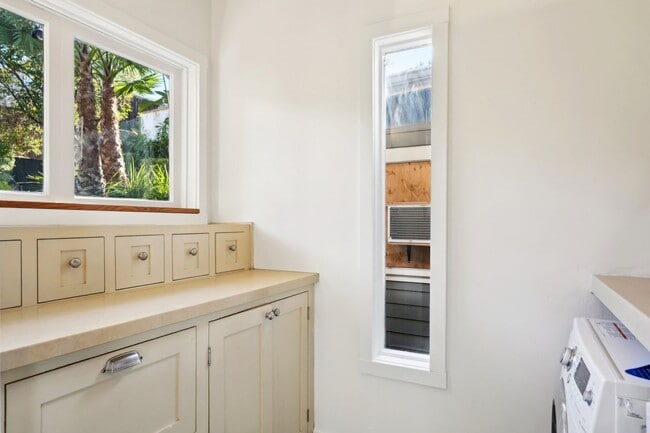 Building Photo - 1044 Manzanita St