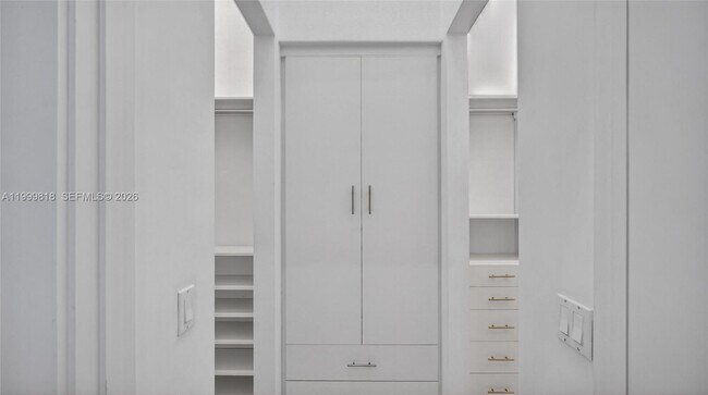 Building Photo - 622 Malaga Ave