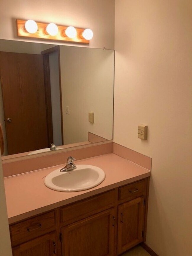 Building Photo - Well Maintained Three Bedroom Home in South Salem
