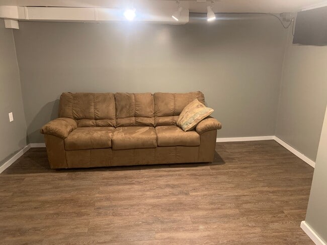 Building Photo - THREE BEDROOM TOWNHOME