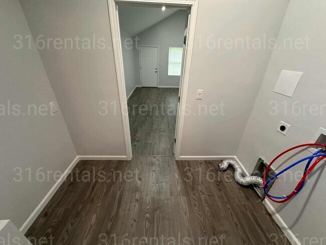 Building Photo - $1245 - 4 bedroom/ 2 bathroom - Single Fam...