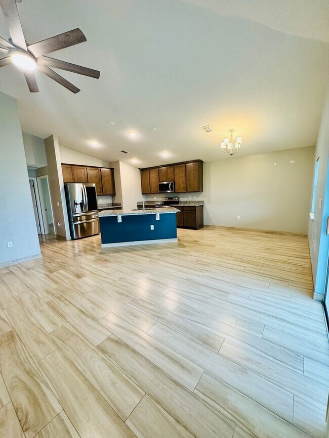 Building Photo - Beautiful 4-Bed, 2-Bath Home in a Prime Location!